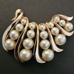 Vintage Crown Trefari Wave Gold Tone Cascading Faux Pearls Brooch 2"